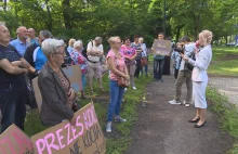 "Budynek jak slums". Lokatorzy nie wytrzymali, wyszli na ulice