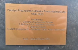 Postawiono ławkę upamiętniającą Pawła Adamowicza. Fundatorami są deweloperzy