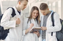 Jak zostać lekarzem w Polsce? Świadectwo chrztu i 21 tys. zł na początek