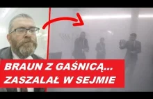 Braun odleciał z gaśnicą w sejmie. - YouTube