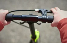 11-latek pędził na hulajnodze drogą krajową. Takiego finału się nie spodziewał