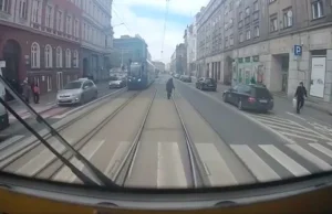 Niecodzienna sytuacja na ul. Piłsudskiego. Motorniczy zatrzymał tramwaj i...