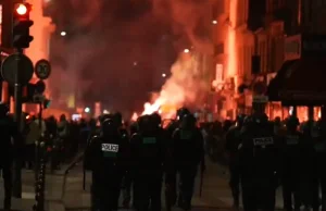 Niszczą Paryż w obronie demokracji