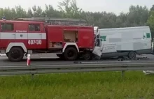 Z cyklu jak zabezpieczyć postój na S-ce. Bus wbił się w wóz strażacki.