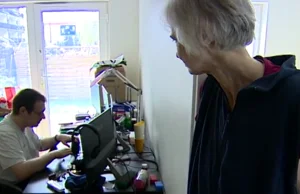 W ciągu kilku godzin uciekli z mieszkania. 65-latka boi się o syna