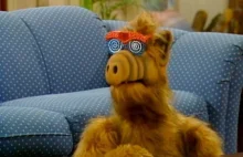 Kultowy serial „Alf” powraca. Futrzasty kosmita będzie sprzedawał… telefony