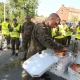 Rok temu rozdawali jedzenie głosującym. Teraz dowożą pizzę żołnierzom