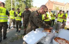 Rok temu rozdawali jedzenie głosującym. Teraz dowożą pizzę żołnierzom