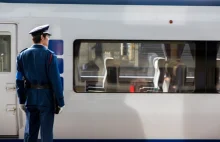 Japońskie koleje walczą z nożownikami. Wprowadzono pancerne parasolki