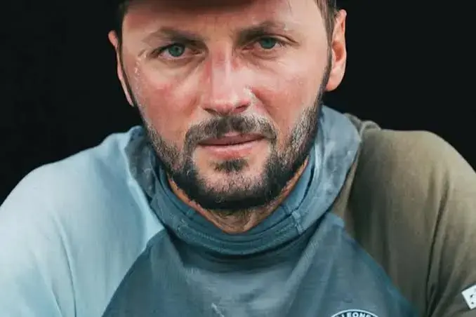 Andrzej Bargiel - wszedł na Everest, bez butli, za to z nartami.