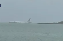 Samolot nie zmieścił się na pasie, wylądował w wodzie. Załoga musiała dopłynąć..
