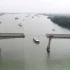 Statek towarowy staranował most. Samochody wpadły do wody, są ofiary
