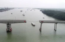 Statek towarowy staranował most. Samochody wpadły do wody, są ofiary