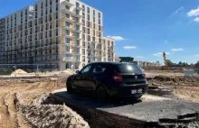 Parkingu już nie ma, auto BMW wciąż stoi i czeka na zabranie.