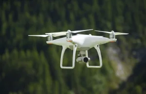 Chciała wziąć prysznic po powrocie z pracy. Wtedy za oknem pojawił się dron