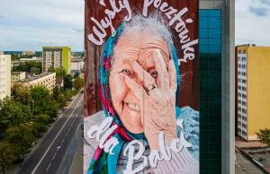 Mural "Wyślij pocztówkę dla Babci i Dziadka" w Białymstoku