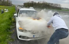 Pożar BMW na trasie, ewakuacja rodziny i kota! Bohaterska walka kierowców.