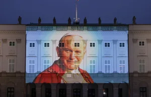 Zdjęcie Jana Pawła II na fasadzie Pałacu Prezydenckiego.