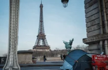 Dramatyczna sytuacja bezdomnych we Francji. Jest ich już 330