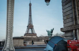 Dramatyczna sytuacja bezdomnych we Francji. Jest ich już 330