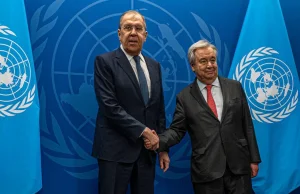 Sekretarz ONZ pozował do zdjęcia z Siergiejem Ławrowem. Niewiarygodne