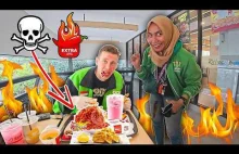 Wyzwanie: NAJOSTRZEJSZE jedzenie w Indonezji (prawie umarłem)