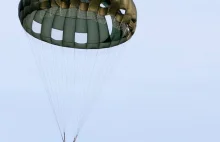 Proces otwarcia spadochronu wojskowego