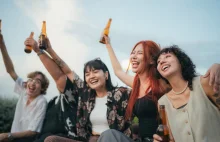 Osoby pijące alkohol w młodości mogą osiągnąć większy sukces w karierze