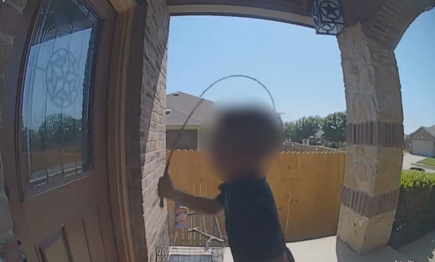 9-latek uderza biczem o drzwi sąsiadów, a jego ojciec do nich strzela