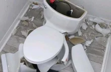Ofiara wybuchowej toalety skarży właściciela lokalu