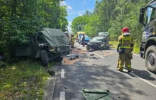 Passat wjechał w opancerzony pojazd amerykańskiego wojska. Przód Humvee został z