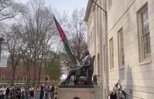 Protestujący studenci uniwersytetu Harvarda zastąpili flagę USA Palestyńską