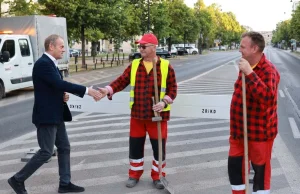 Warszawa: Tusk o 5 rano dziękował pracownikom służb miejskich