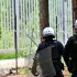 Atak migrantów na policjantów przy granicy. Uszkodzone radiowozy