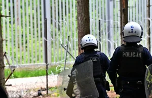 Atak migrantów na policjantów przy granicy. Uszkodzone radiowozy