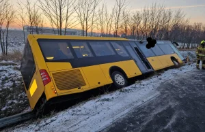 Wypadek z udziałem autobusu. W pojeździe podróżowało 11 osób