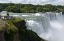 Wodospad Niagara biało-czerwony na Dzień Flagi!