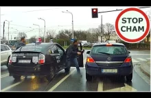 Agresja drogowa - rozjuszony pasażer taxi szuka zwady z kierowcą Opla