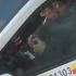 Taksiarz smaży helupę w taksówce