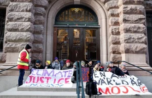 Szwedzka policja siłą usunęła Gretę Thunberg sprzed parlamentu