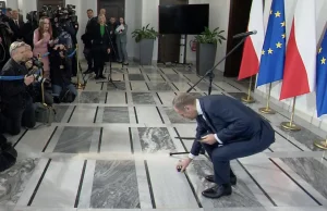 Donald Tusk podniósł mikroport - TVN