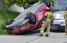 Tesla dachowała na osiedlowej ulicy. Tłumaczenia kierowcy są niezwykle zaskakują