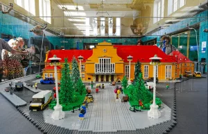 Pierwsza kolejowa makieta Lego na polskim dworcu