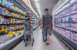 Znowu zakupy w niedzielę? Rośnie odsetek osób, które chcą cofnięcia zakazu.