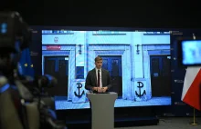 Akt wandalizmu dokonanego przez Bąkiewicza. O symbolu Polski Walczącej