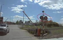 Sekundy od tragedii - Kojeny niebezpieczny manewr na przejeździe kolejowym