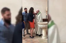 Ksiądz uderza dziecko podczas chrztu