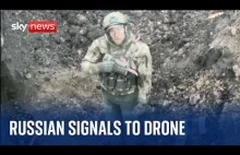 Rosyjski żołnierz sygnalizuje ukraińskiemu dronowi chęć poddania się
