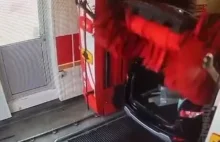 Myjnia samochodowa masakruje klapę bagażnika.