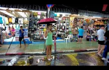 Praca w deszczu. Dzielnica rozpusty w Tajlandi